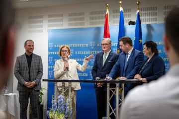 Willkommensfeier für neue Landesbedienstete in St. Pölten. Im Bild Moderator Dominik Hofer, Landeshauptfrau Johanna Mikl-Leitner, Landesamtsdirektor Werner Trock, Hans Zöhling, Obmann der Landespersonalvertretung, und Verena Krammer, Leiterin der Abteilung Personalmanagement (v.l.n.r.)