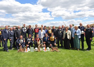 Die Ehrengäste der Siegerverkündung mit Landeshauptfrau Johanna Mikl-Leitner an der Spitze mit den erfolgreichen Feuerwehrkameraden aus Thallern.