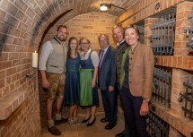 Im Kellergang mit den Wein-Kojen: Johannes und Juliane Burger, Landeshauptfrau Johanna Mikl-Leitner, Bürgermeister Richard Hogl, Hannes Steinacker, Geschäftsführer vom Weinviertel Tourismus, und Bezirkshauptfrau-Stellvertreterin Barbara Salzer (v.l.n.r)