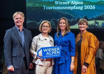Beim Tourismusempfang Wiener Alpen in Reichenau a. d. Rax (v.l.): Michael Duscher (GF NÖ Werbung), Landeshauptfrau Johanna Mikl-Leitner, Mariella Klement-Kapeller (GF Destination Wiener Alpen) und Alexandra Steharnig-Staudinger (GF Österreich Werbung).