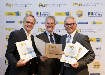 Landesrat Mag. Karl Wilfing präsentierte gemeinsam mit dem ehemaligen (Andreas Hartl, links) und neuen Vorsitzenden des Forums Erwachsenenbildung NÖ (LAbg. Karl Bader, rechts) eine Bilanz und einen Ausblick dieser Einrichtung.