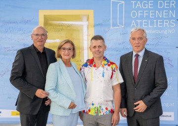 (v.l.) Harald Knabl (Geschäftsführer NÖ Kulturvernetzung) mit Landeshauptfrau Johanna Mikl-Leitner, Andreas Kuba (NÖ Kulturvernetzung, Projektleiter Tage der Offenen Ateliers) und Martin Lammerhuber (Geschäftsführer Kultur.Region.Niederösterreich) bei der Auftaktveranstaltung zu den „NÖ Tagen der Offenen Ateliers“.