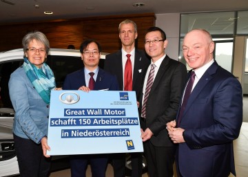 Im Bild von links nach rechts: Technologie- und Wirtschaftslandesrätin Petra Bohuslav, General Manager Haifeng Tang (Great Wall Motor Transmission Module), Geschäftsführer Markus Schermann (Great Wall Motor Austria Research & Development GmbH), Botschaftsrat Xingle Gao (Botschaft der VR China in der Republik Österreich), ecoplus Geschäftsführer Helmut Miernicki 