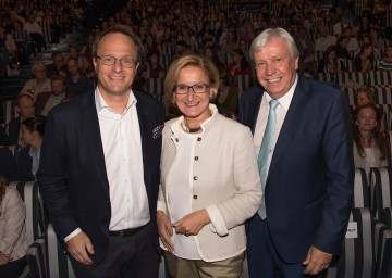 Landeshauptfrau Johanna Mikl-Leitner, flankiert von Univ.Prof. Dr. Markus Hengstschläger und dem Amtsführenden Präsidenten des Landesschulrates, Mag. Johann Heuras, bei der Willkommensveranstaltung für alle niederösterreichischen Junglehrer und –lehrerinnen sämtlicher Schularten im Festspielhaus St. Pölten (von links nach rechts).
<br />

<br />
