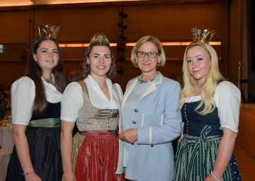 NÖ Weingala 2019: Vizeweinkönigin Victoria Katharina Medved, die neue NÖ Weinkönigin Diana I. (Müller), Landeshauptfrau Johanna Mikl-Leitner und Vizeweinkönigin Sophie Stift (v.l.n.r.)
