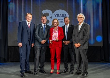 Beim Festakt „30 Jahre USTP“ (v.l.n.r.): Bürgermeister Matthias Stadler, Johann Haag (GF USTP), Landeshauptfrau Johanna Mikl-Leitner, Jens Schneider (Rektor TU Wien) und Hannes Raffaseder (GF USTP).