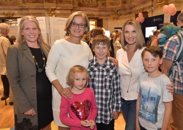Beim Forschungsfest: Martina Höllbacher, Leiterin der Abteilung Wissenschaft und Forschung beim Amt der NÖ Landesregierung, Landeshauptfrau Johanna Mikl-Leitner und Moderatorin Barbara Stöckl.