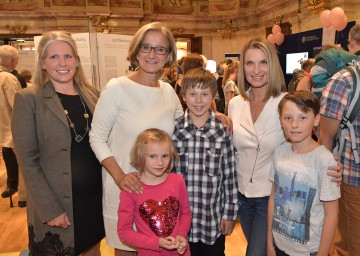 Beim Forschungsfest: Martina Höllbacher, Leiterin der Abteilung Wissenschaft und Forschung beim Amt der NÖ Landesregierung, Landeshauptfrau Johanna Mikl-Leitner und Moderatorin Barbara Stöckl.