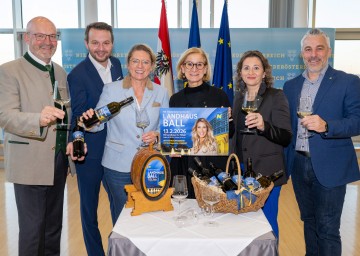 Die NÖ Landesweingüter präsentierten den offiziellen Ballwein für den Landhausball 2026: Ein Weinviertel DAC Grüner Veltliner vom NÖ Landesweingut Retz, Jahrgang 2024. Von der ausgezeichneten Qualität des Weins überzeugten sich (v.l.n.r.): Erhard Kührer (Direktor NÖ Landesweingüter), Christoph Reiter (Land NÖ, LAD 3), Judith Hartl (Kellermeisterin NÖ Landesweingüter), Landeshauptfrau Johanna Mikl-Leitner, Sonja Strauß (Obfrau DPV NÖ Landhaus) und Mathias Ringseis (DPV LÖ Landhaus).