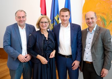 Landeshauptfrau Johanna Mikl-Leitner gratuliert Andreas Kollross (l.) zur Wahl zum neuen Präsidenten des  Sozialdemokratischen Gemeindevertreterverbandes in Niederösterreich. Im Bild mit dem Präsidenten des NÖ Gemeindebundes Johannes Pressl (r.) und SP-Landesvorsitzenden Landesrat Sven Hergovich (2. v. r.).