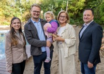 Michéle Fleischer, Konstantin Karner und Tochter Josefina, Landeshauptfrau Johanna Mikl-Leitner und Christian Lang (Geschäftsführer 1001 Themenwelten und Pächter der Fossilienwelt).