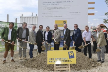 Bürgermeister Franz Stöger, der Obmann des Krampuwasserverbands Karl Groll, der Geschäftsführer des Donauhochwasserschutzverbands Johannes Sanda, Norbert Knopf vom Land Niederösterreich, Bürgermeister Wolfgang Benedikt, der Obmann des Donauhochwasserschutzverbands Bürgermeister Franz Dam, LH-Stellvertreter Stefan Pernkopf, Bezirkshauptmann-Stellvertreter Josef Wanek, der Obmann des Schmida-Wasserverbands Vizebürgermeister Hermann Schwarzl und der Obmann des Feuersbrunner Wasserverbands Anton Mörwald (v.l.n.r.) 