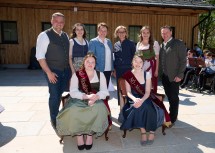 Krönung der neuen Mostköniginnen: Bürgermeister Lukas Michlmayr, Katharina Selner, Landwirtschaftskammer-Vizepräsidentin Andrea Wagner, Landeshauptfrau Johanna Mikl-Leitner, Elena Obergmeiner und Obstbauverbands-Obmann Michael Oberaigner (hinten) mit der neuen Mostkönigin Anna I. Metz (rechts vorne) und ihrer Stellvertreterin Melanie Jagersberger (links vorne).