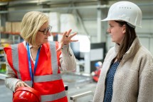 Landeshauptfrau Johanna Mikl-Leitner im Gespräch mit Michaela Ofenböck, Produktionsleiterin MABA Fertigteilindustrie Gmbh.
