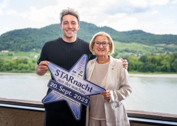 Landeshauptfrau Johanna Mikl-Leitner mit Musiker Alexander Eder bei der heutigen „Starnacht aus der Wachau“ Pressekonferenz im Schloss Dürnstein.