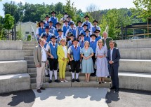 Landeshauptfrau Johanna Mikl-Leitner mit Verbund-Vertretern und einigen Ehrengästen beim Gruppenfoto mit der Abordnung des Musikvereins Säusenstein.