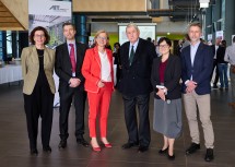 Dr. Elke Guenther, Managing Director Mag. Alexander Svejkovsky, Landeshauptfrau Johanna Mikl-Leitner, AIT-Aufsichtsratspräsident Dr. Hannes Androsch, Professorin Angela Sessitsch und Dr. Dirk Holste (v.l.n.r.).