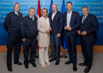 Landeshauptfrau Johanna Mikl-Leitner mit (v.l.) Oberverwalter Georg Dolezal und Kommandant Michael Steinacher (FF Reichenau), Bürgermeister Johann Döller, gfGR Johannes Ledolter und Gemeinderat Christian Blazek.