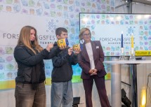 Landeshauptfrau Johanna Mikl-Leitner mit Nina und Jakob beim Experiment „Feuer und Flamme für die Wissenschaft“.