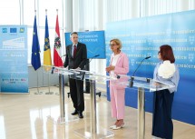Landeshauptfrau Johanna Mikl-Leitner (m.), Michael Bartz (IMC Krems) und Carina Zehetmaier (KI-Beiratsmitglied) bei der Präsentation der neuen KI-Strategie des Landes Niederösterreich.