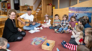 Familien-Landesrätin Christiane Teschl-Hofmeister und Kindergartenpädagoge Benni Altmann im Kindergarten Baden.