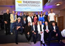 Landeshauptfrau Johanna Mikl-Leitner und Theaterfest-Obmann Werner Auer mit den Intendantinnen und Intendanten der insgesamt 20 Theaterfest-Spielorte.