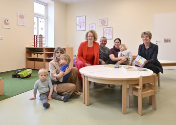 Anton, TBE-Leiterin Sandra Fitzinger mit Toni, Landesrätin Christiane Teschl-Hofmeister, Bürgermeister Manfred Zeilinger, Monika Rössler mit Sarah und Nationalrätin Martina Diesner-Wais