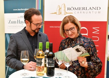 Michael Linsbauer, künstlerischer Leiter Haydnregion NÖ, und Landeshauptfrau Johanna Mikl-Leitner
