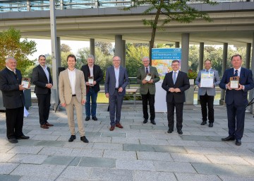 Gruppenfoto Preisträger (von links): Mobilitätsbeauftragter Manfred Dwornikowitsch (Pernitz), Regionalmanager Christof Hermann (ÖBB-Personenverkehr AG), VCÖ-Sprecher Christian Gratzer, Bürgermeister Josef Leitner (Wieselburg), LH-Stellvertreter Stephan Pernkopf, Christian Popp (Amt der NÖ Landesregierung, Abteilung RU7), Landesrat Ludwig Schleritzko, Patrick Hartweg (Leiter Verkehrspolitik WKNÖ) und Bürgermeister Herbert Janschka (Wiener Neudorf).