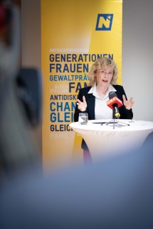 „Gleichstellung ist kein Zustand, den man erreicht und dann abhaken kann, sie muss jeden Tag neu verteidigt werden, damit sie weiterentwickelt wird“, so Landesrätin Eva Prischl.