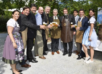 Eröffnung des Bayerischen Biergartens auf der Garten Tulln: Die Garten Tulln-Marketingleiterin Sandra Pfister, Die Garten Tulln-Geschäftsführer Franz Gruber, der Präsident der Landarbeiterkammer Niederösterreich Andreas Freistetter, Tullns Bezirkshauptmann Andreas Riemer, Landesrat Martin Eichtinger, der Amtschef des Bayerischen Staatsministeriums für Ernährung, Landwirtschaft und Forsten Hubert Bittlmayer, der Präsident des Bayerischen Landesverbandes für Gartenbau und Landespflege Wolfram Vaitl, Landtagsabgeordneter und Obmann-Stellvertreter des Vereins „Natur im Garten“ Bürgermeister Christian Gepp, Tullns Bürgermeister Peter Eisenschenk und Die Garten Tulln-Veranstaltungsmanagerin Adelheid Krätschmer (v.l.n.r.)