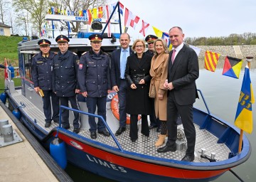 Landeshauptfrau Johanna Mikl-Leitner mit u.a. Landespolizeidirektor Franz Popp, Bundespolizeidirektor Michael Takacs und Bundesminister Gerhard Karner an Bord der „Limes“.