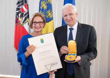 Landeshauptfrau Johanna Mikl-Leitner überreichte Prof. Friedrich Prinz das „Silberne Komturkreuz des Ehrenzeichens für Verdienste um das Bundesland Niederösterreich“.