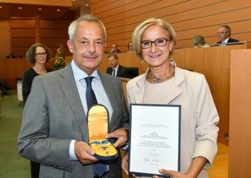 Landeshauptfrau Johanna Mikl-Leitner überreichte dem ehem. Obmann der NÖ Landespersonalvertretung Hans Freiler das "Silberne Komturkreuz des Ehrenzeichens für Verdienste um das Bundesland Niederösterreich".