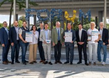 Gruppenfoto mit allen Preisträgern: N-Bus-Geschäftsführer Anton Pichler, Amstettens Mobilitätsexperte Georg Riegler-Köttritsch, Amstettens Vizebürgermeister Markus Brandstetter, Nina Godderidge von den Stadtwerken Amstetten, Rudolf Wroblewski, ÖBB-Infrastruktur AG, VCÖ-Sprecher Christian Gratzer, LH-Stellvertreter Stephan Pernkopf, Wiener Neudorfs Bürgermeister Herbert Janschka, VOR-Geschäftsführer Alexander Schierhuber, IKW ZT-Geschäftsführer Wolfgang Voglauer und Wiener Neudorfs Vizebürgermeister Norman Pigisch (v.l.n.r.)
