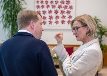 Landeshauptfrau Johanna Mikl Leitner mit dem neuen Botschafter der Vereinigten Staaten, Art Fisher, im NÖ Landhaus.