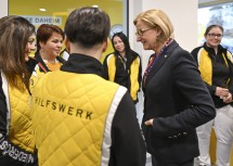 Landeshauptfrau Johanna Mikl-Leitner im Gespräch mit Hilfswerk-Mitarbeiterinnen beim Rundgang durch das neue Haus.
