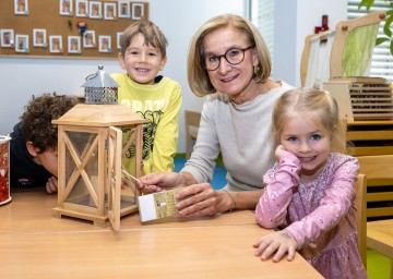 Landeshauptfrau Johanna Mikl-Leitner mit Kindergartenkindern in Vorfreude auf das Martinsfest.