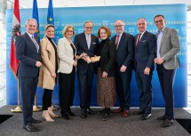 (v.l.n.r.:) Landtagspräsident Karl Wilfing, Landesrätin Susanne Rosenkranz, Landeshauptfrau Johanna Mikl-Leitner, Landesamtsdirektor Werner Trock, Landesrätin Christiane Teschl-Hofmeister, LH-Stellvertreter Stephan Pernkopf, Bundesminister Gerhard Karner und Klubobmann Jochen Danninger.