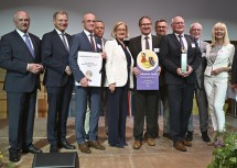 Zeichneten die Siegergemeinde Hofheimer Land mit dem Europäischen Dorferneuerungspreis 2020 aus: Landeshauptmann a. D. Erwin Pröll (links), Landeshauptmann Thomas Stelzer (2. v.l.), Landeshauptfrau Johanna Mikl-Leitner (5. v.l.) und Theres Friewald-Hofbauer.