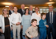 Die Ehren- und Festgäste bei der Eröffnungsfeier. Landesrätin Ulrike Königsberger-Ludwig (links), Landesrat Martin Eichtinger (4.v.l.), Leiterin Sonja Gobara (5.v.l.), Landeshauptfrau Johanna Mikl-Leitner (3.v.r.), Stadtrat Dietmar Fenz (rechts) mit Sponsoren