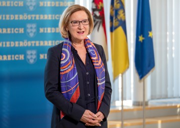 Landeshauptfrau Johanna Mikl-Leitner sagt den Kunstschaffenden Unterstützung durch das Land NÖ zu.