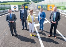 Landesrat Ludwig Schleritzko (von links), NÖ Straßenbaudirektor Josef Decker, Landeshauptfrau Johanna Mikl-Leitner, Landtagsabgeordneter Anton Erber und LH-Stellvertreter Stephan Pernkopf auf der neuen Umfahrung Wieselburg.