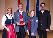 Ehrenpreise für insgesamt 59 niederösterreichische Blasmusikkapellen im „Haus der Musik“ in Grafenwörth, darunter der Musikverein St. Peter in der Au. Im Bild: Landeshauptfrau Johanna Mikl-Leitner, Obmann Reinhard Begicevic, Schriftführerin Martina Begicevic und Bernhard Thain, Landesobmann des NÖ Blasmusikverbandes (v.l.n.r.).