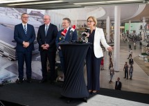 Von links nach rechts: Die Flughafen-Vorstände Günther Ofner und Julian Jäger, der Wiener Bürgermeister Michael Ludwig und Landeshauptfrau Johanna Mikl-Leitner.