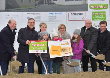 Neues Nahversorgerzentrum für Rastenfeld. Im Bild von links nach rechts: Roman Janacek, Christof Kastner, Nahversorgerin Maria Pöll, Landeshauptfrau Johanna Mikl-Leitner, Vizebürgermeister Anton Reiter und Baumeister Wolfgang Teuschl 