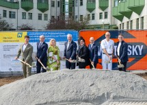 Spatenstich für das Ausweichquartier: Gregor Dober, Amt der NÖ Landesregierung, Andreas Reifschneider, Geschäftsführer der Gesundheit Waldviertel GmbH, LGA-Vorständin Elisabeth Bräutigam, Landesrat Anton Kasser, Pflegedirektorin Elisabeth Klang, der kaufmännische Direktor des LK Horn, Franz Huber, Helmut Bäck, stv. ärztlicher Direktor des LK Horn, und Landtagsabgeordneter Franz Linsbauer.