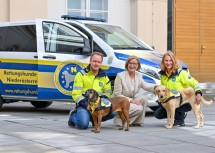 Landeshauptfrau Johanna Mikl-Leitner mit Karin Kuhn und Stefan Tucek von den Rettungshunden 