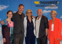 Von links nach rechts: Nina Blum (Märchensommer Niederösterreich), Christian Dolezal (Theatersommer Haag), Landeshauptfrau Johanna Mikl-Leitner, Johannes Krisch (Raimundspiele Gutenstein) und Theaterfest-Obfrau Kristina Sprenger.