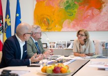 Bürgermeister Michael Göschelbauer und Vizebürgermeister Daniel Kosak informierten Landeshauptfrau Johanna Mikl-Leitner über das neue Gemeindezentrum für Altlengbach.